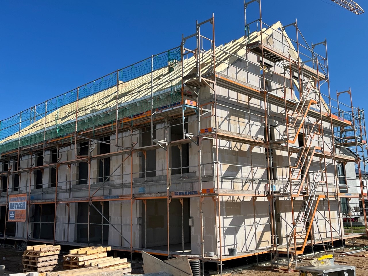 Der Rohbau der ersten Reihenhäuser ist fertiggestellt